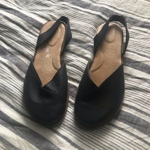 El Naturalista sling back flats